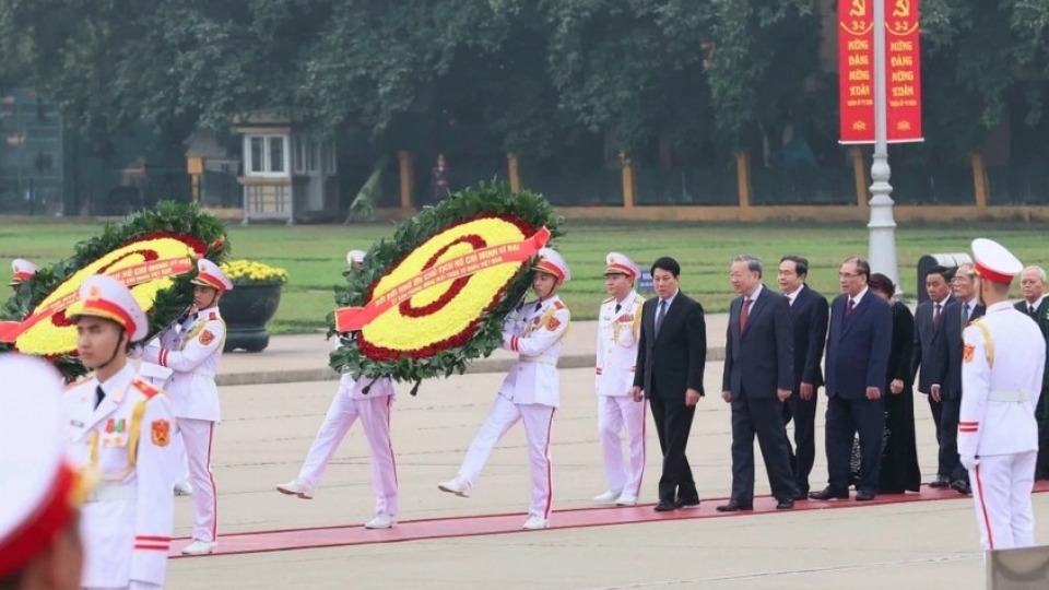 Party and State leaders pay tribute to President Ho Chi Minh on Lunar New Year